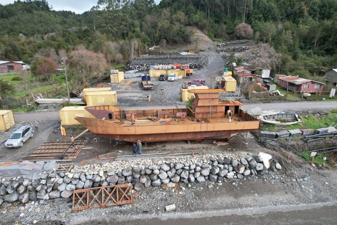 Barcaza en construcción en el astillero de Mareas Australes