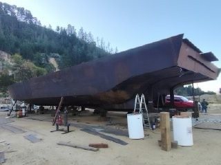 Casco de acero de la barcaza Agua Viva en construcción en el astillero de Mareas Australes en Constitución
